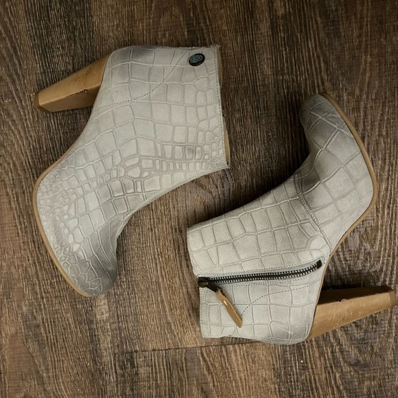 Grotesque size 7.5 (38 Euro) snake print 2 tone (intentional shading toes) GUC - Picture 9 of 16